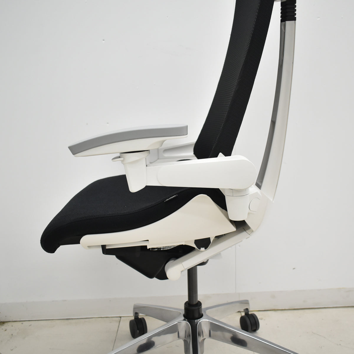 【中古】イトーキ　アクトチェア　４Ｄリンクアーム　ホワイトフレーム　ポリッシュ　2020年製　ブラック　　2025120402【中古オフィス家具】