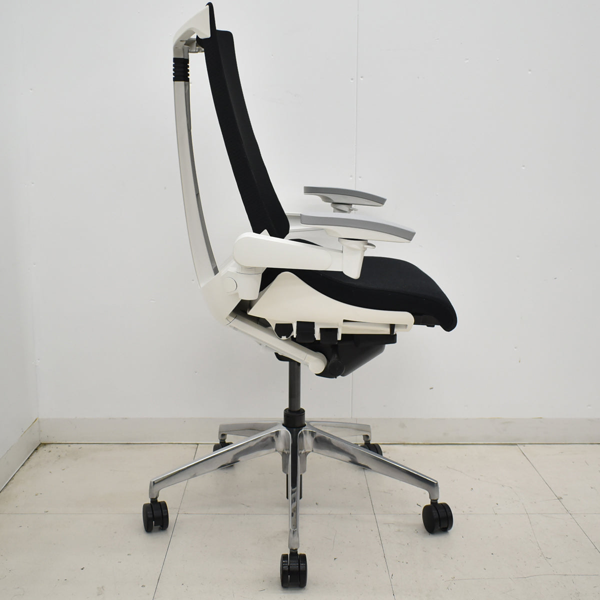 【中古】イトーキ　アクトチェア　４Ｄリンクアーム　ホワイトフレーム　ポリッシュ　2020年製　ブラック　　2025120402【中古オフィス家具】