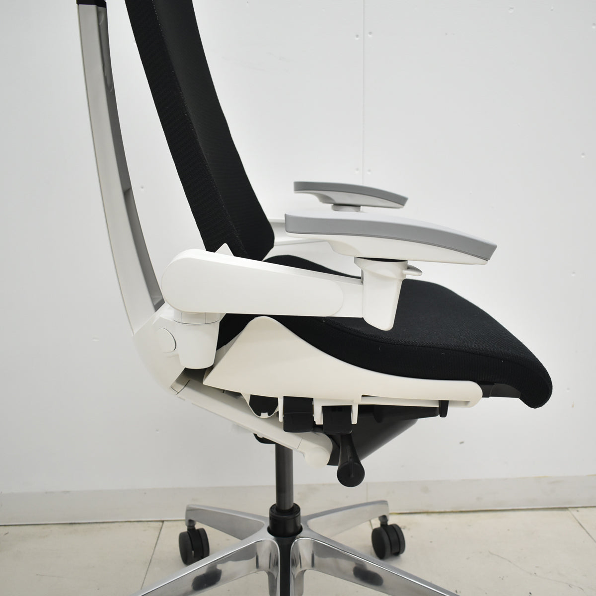 【中古】イトーキ　アクトチェア　４Ｄリンクアーム　ホワイトフレーム　ポリッシュ　2020年製　ブラック　　2025120402【中古オフィス家具】