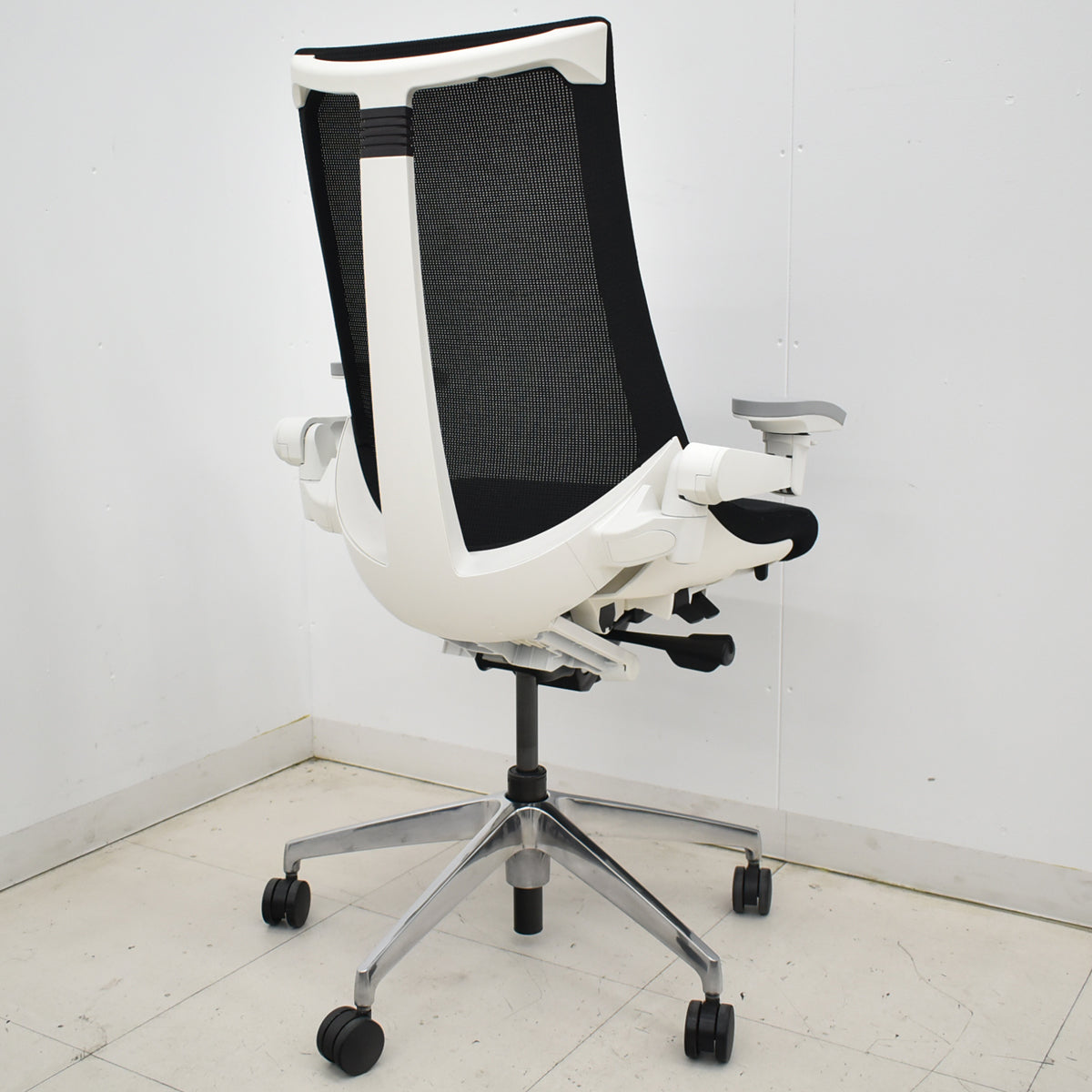 【中古】イトーキ　アクトチェア　４Ｄリンクアーム　ホワイトフレーム　ポリッシュ　2020年製　ブラック　　2025120402【中古オフィス家具】