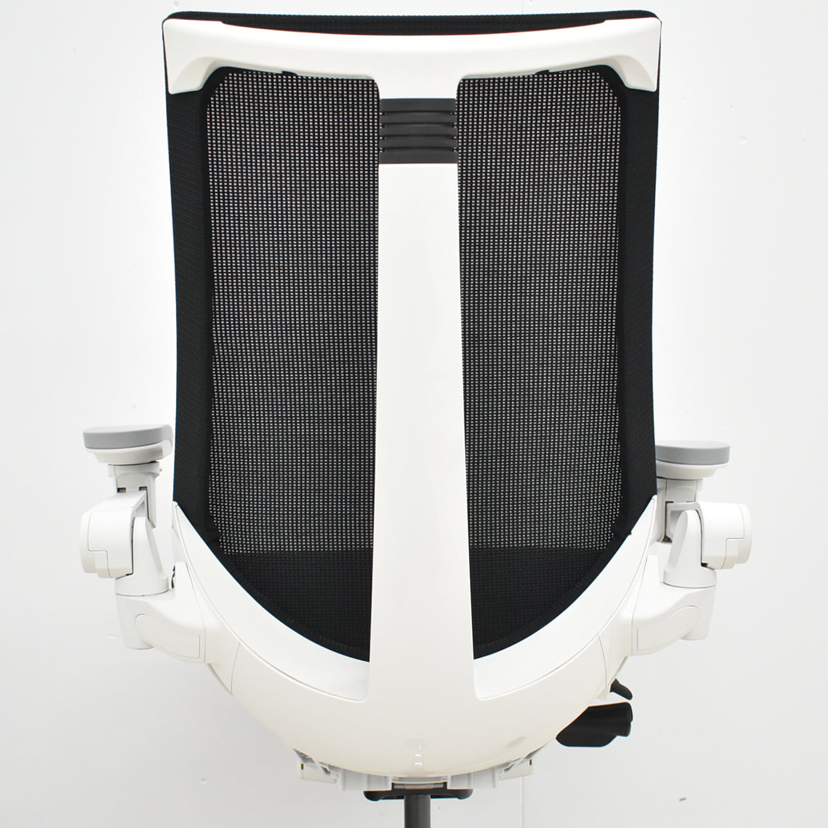 【中古】イトーキ　アクトチェア　４Ｄリンクアーム　ホワイトフレーム　ポリッシュ　2020年製　ブラック　　2025120402【中古オフィス家具】