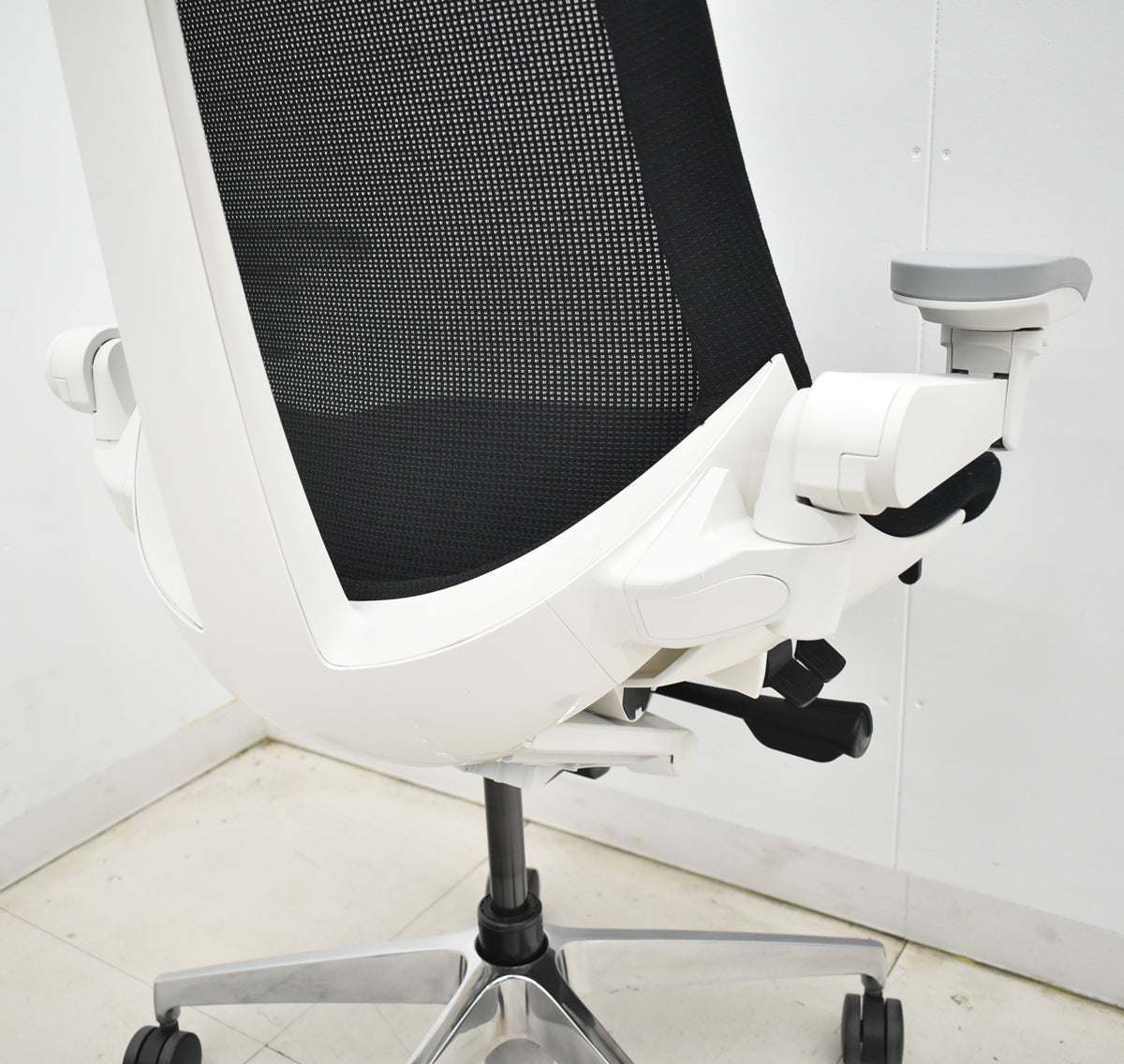 【中古】イトーキ　アクトチェア　４Ｄリンクアーム　ホワイトフレーム　ポリッシュ　2020年製　ブラック　　2025120402【中古オフィス家具】