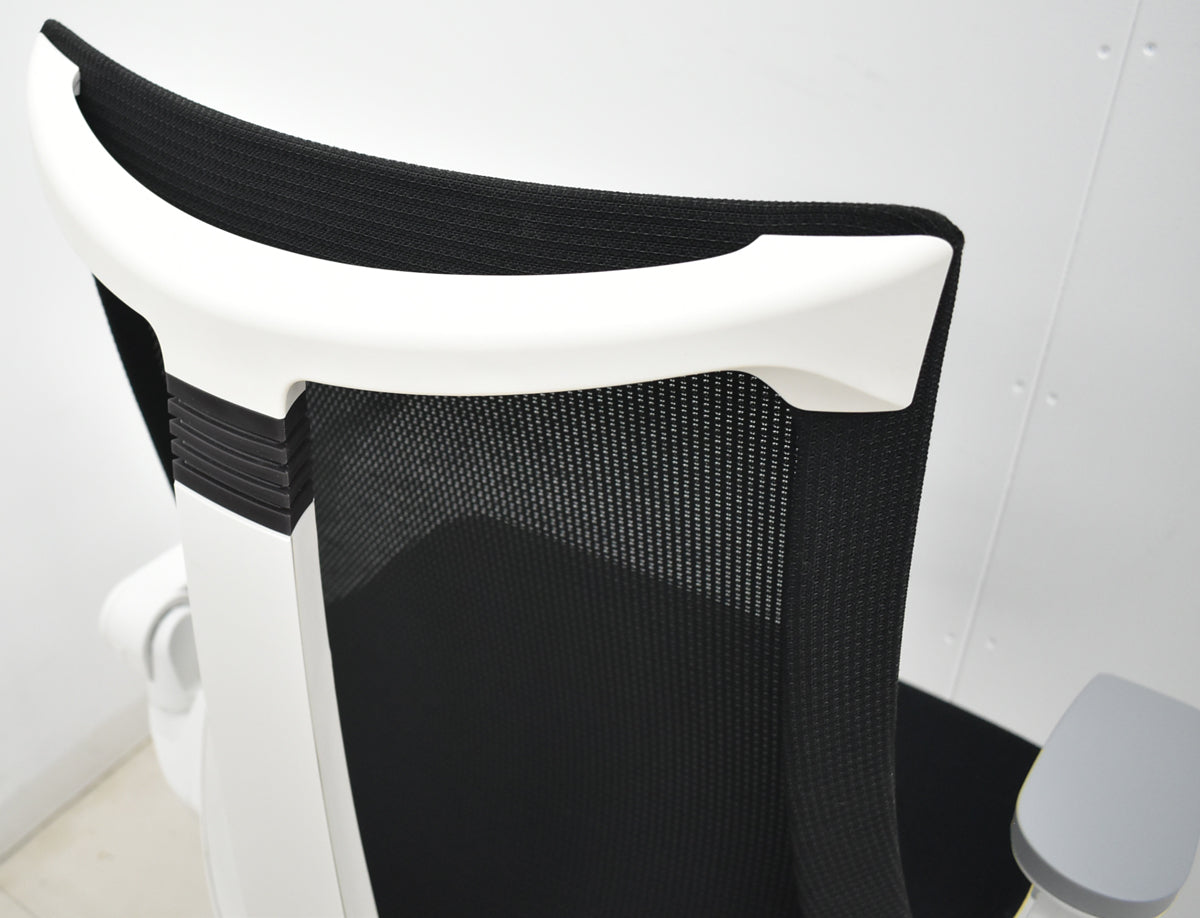 【中古】イトーキ　アクトチェア　４Ｄリンクアーム　ホワイトフレーム　ポリッシュ　2020年製　ブラック　　2025120402【中古オフィス家具】