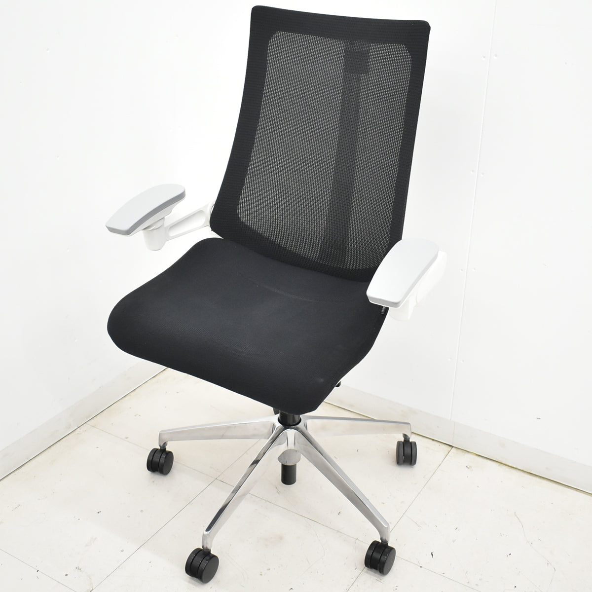 【中古】イトーキ　アクトチェア　４Ｄリンクアーム　ホワイトフレーム　ポリッシュ　2020年製　ブラック　　2025120403【中古オフィス家具】