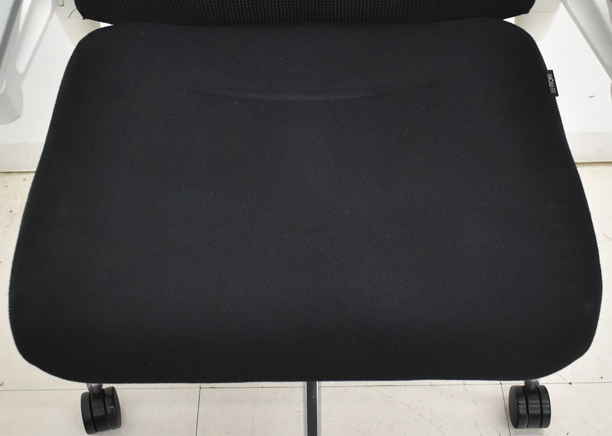 【中古】イトーキ　アクトチェア　４Ｄリンクアーム　ホワイトフレーム　ポリッシュ　2020年製　ブラック　　2025120403【中古オフィス家具】