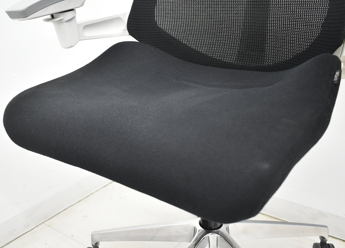 【中古】イトーキ　アクトチェア　４Ｄリンクアーム　ホワイトフレーム　ポリッシュ　2020年製　ブラック　　2025120403【中古オフィス家具】