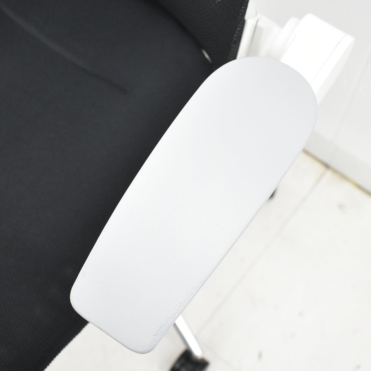 【中古】イトーキ　アクトチェア　４Ｄリンクアーム　ホワイトフレーム　ポリッシュ　2020年製　ブラック　　2025120403【中古オフィス家具】