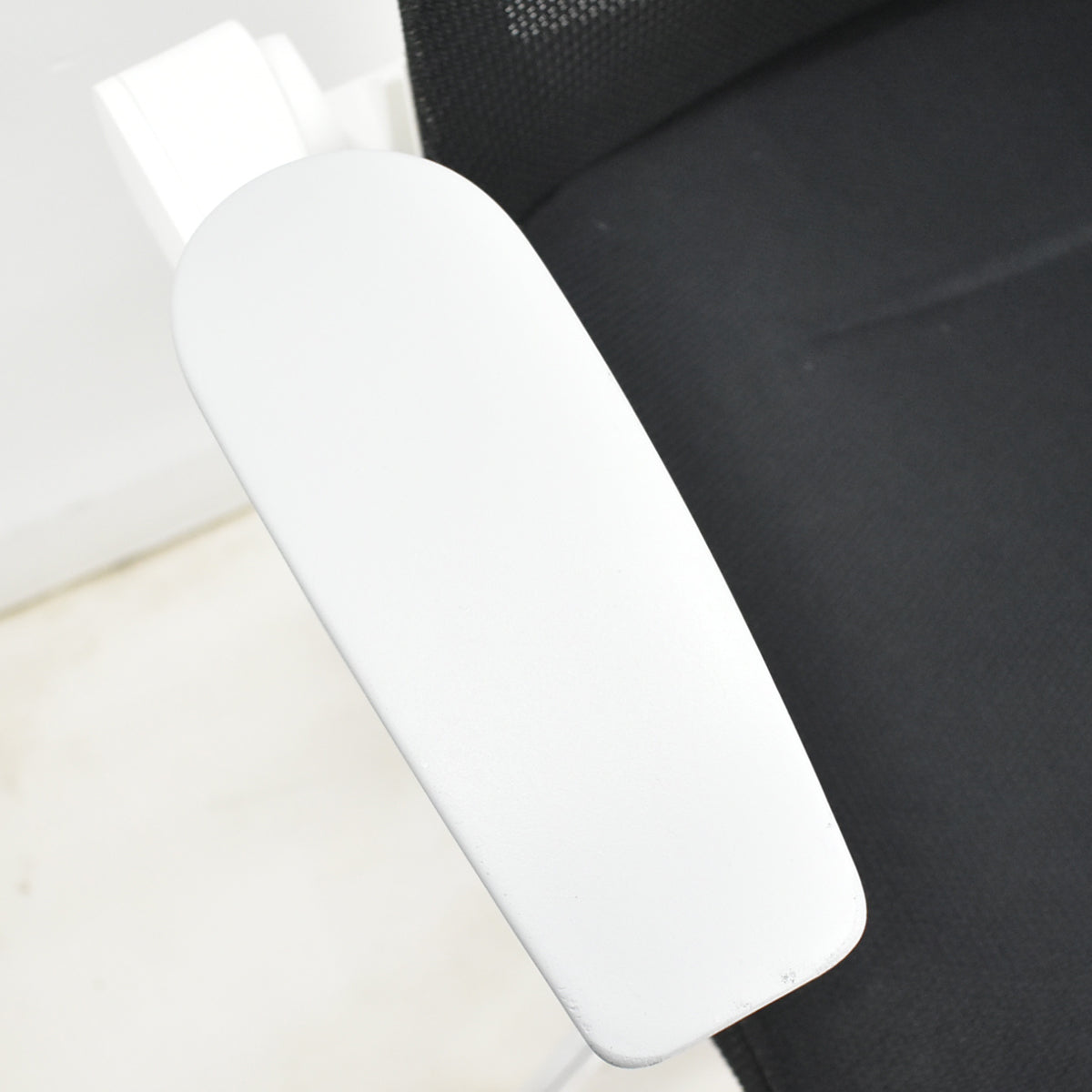 【中古】イトーキ　アクトチェア　４Ｄリンクアーム　ホワイトフレーム　ポリッシュ　2020年製　ブラック　　2025120403【中古オフィス家具】