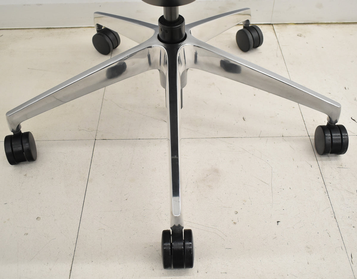 【中古】イトーキ　アクトチェア　４Ｄリンクアーム　ホワイトフレーム　ポリッシュ　2020年製　ブラック　　2025120403【中古オフィス家具】