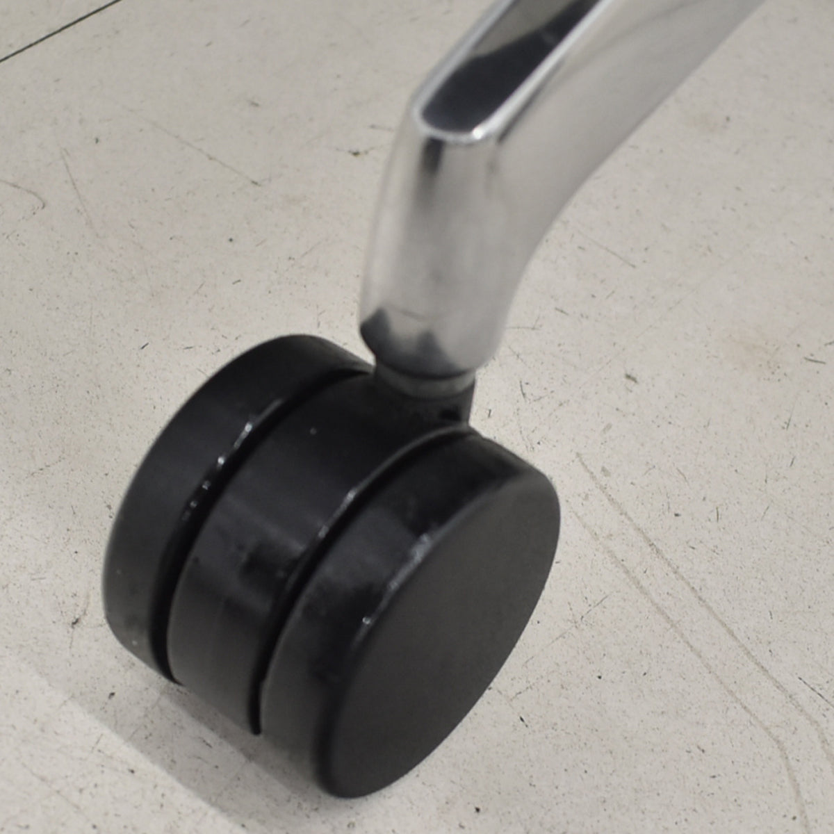 【中古】イトーキ　アクトチェア　４Ｄリンクアーム　ホワイトフレーム　ポリッシュ　2020年製　ブラック　　2025120403【中古オフィス家具】