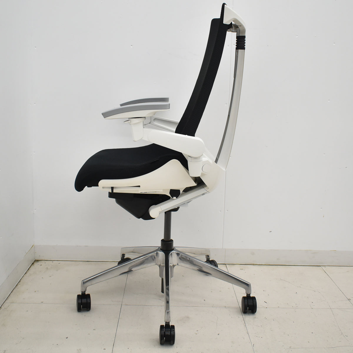 【中古】イトーキ　アクトチェア　４Ｄリンクアーム　ホワイトフレーム　ポリッシュ　2020年製　ブラック　　2025120403【中古オフィス家具】