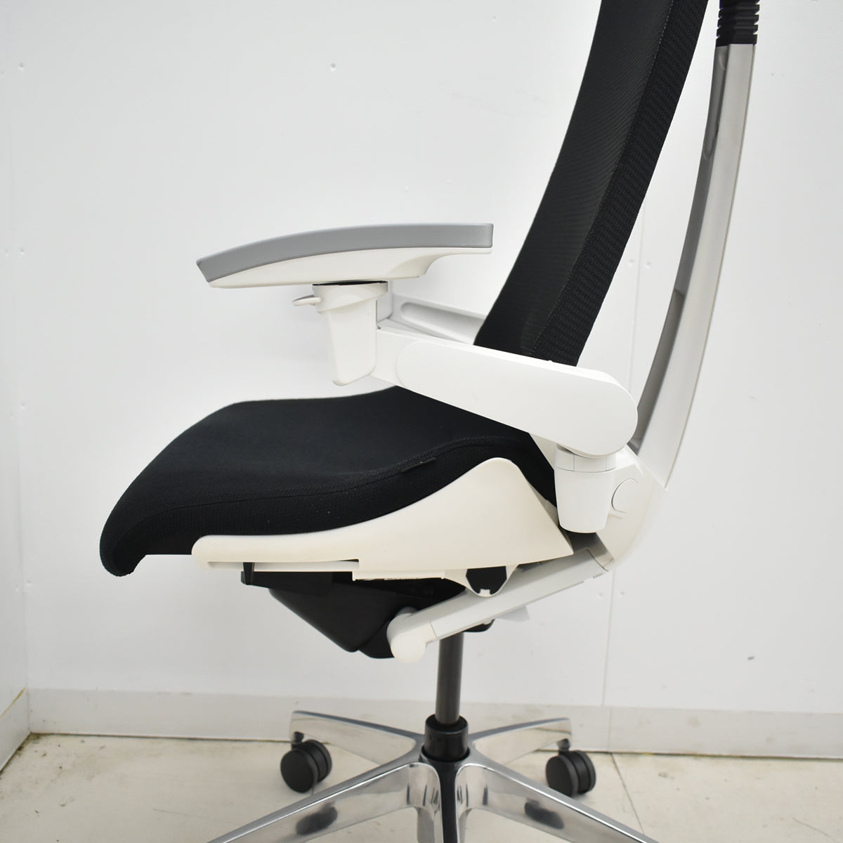 【中古】イトーキ　アクトチェア　４Ｄリンクアーム　ホワイトフレーム　ポリッシュ　2020年製　ブラック　　2025120403【中古オフィス家具】