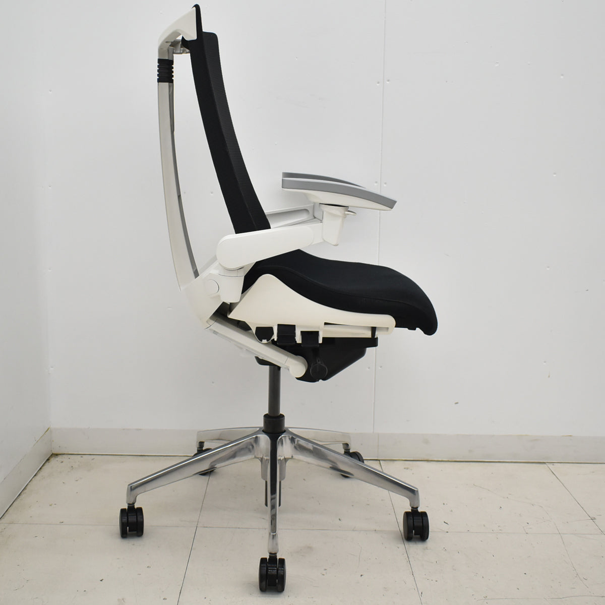【中古】イトーキ　アクトチェア　４Ｄリンクアーム　ホワイトフレーム　ポリッシュ　2020年製　ブラック　　2025120403【中古オフィス家具】