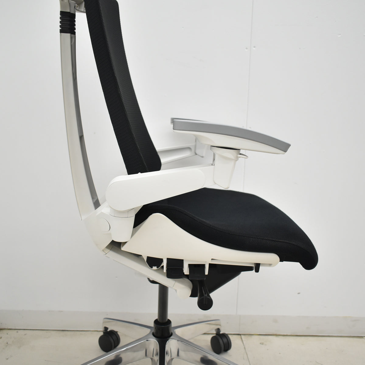 【中古】イトーキ　アクトチェア　４Ｄリンクアーム　ホワイトフレーム　ポリッシュ　2020年製　ブラック　　2025120403【中古オフィス家具】