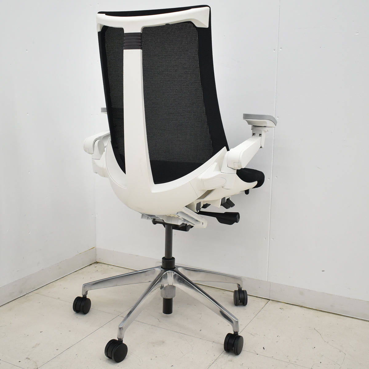 【中古】イトーキ　アクトチェア　４Ｄリンクアーム　ホワイトフレーム　ポリッシュ　2020年製　ブラック　　2025120403【中古オフィス家具】