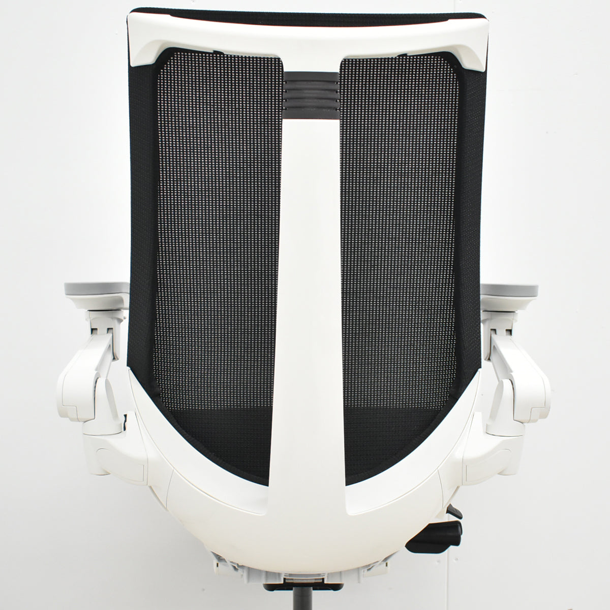 【中古】イトーキ　アクトチェア　４Ｄリンクアーム　ホワイトフレーム　ポリッシュ　2020年製　ブラック　　2025120403【中古オフィス家具】