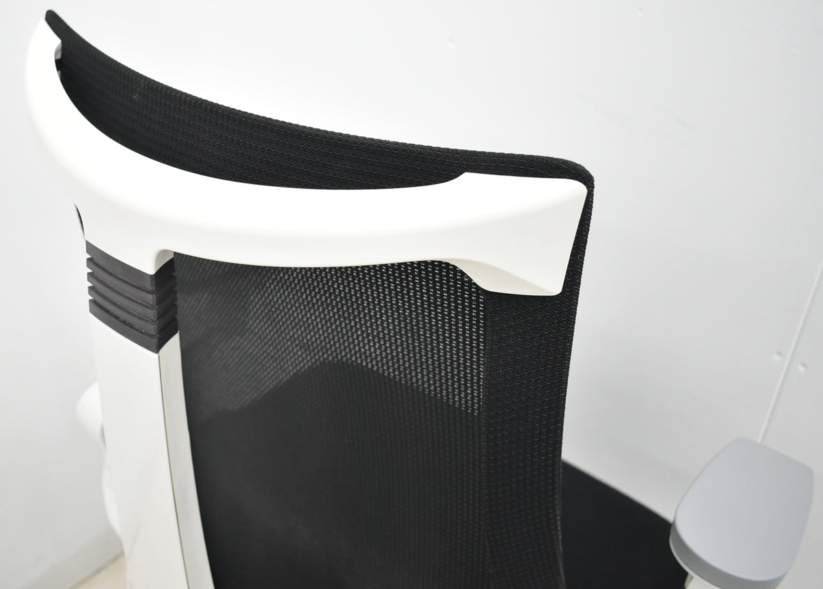 【中古】イトーキ　アクトチェア　４Ｄリンクアーム　ホワイトフレーム　ポリッシュ　2020年製　ブラック　　2025120403【中古オフィス家具】