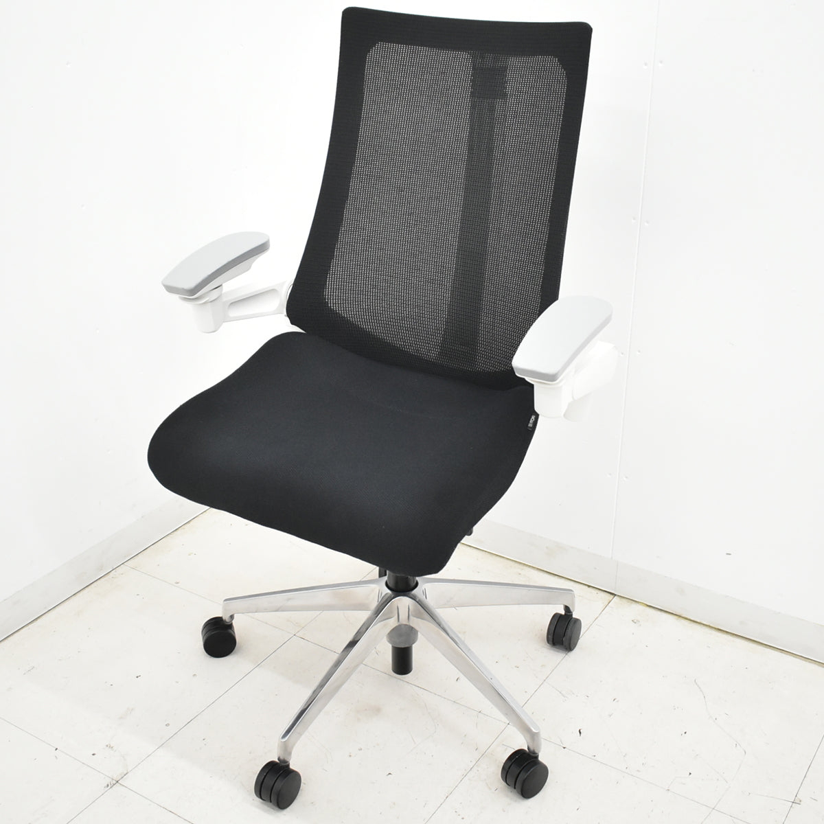【中古】イトーキ　アクトチェア　４Ｄリンクアーム　ホワイトフレーム　ポリッシュ　2020年製　ブラック　　2025120404【中古オフィス家具】