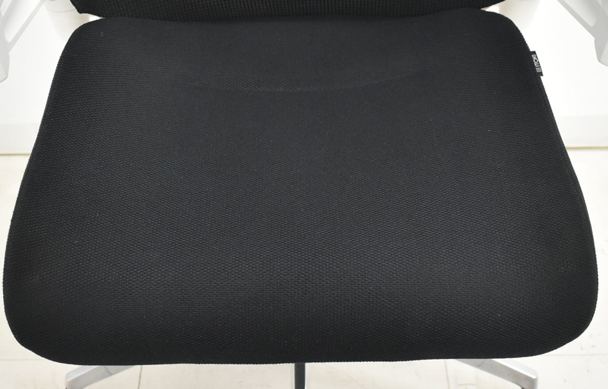【中古】イトーキ　アクトチェア　４Ｄリンクアーム　ホワイトフレーム　ポリッシュ　2020年製　ブラック　　2025120404【中古オフィス家具】