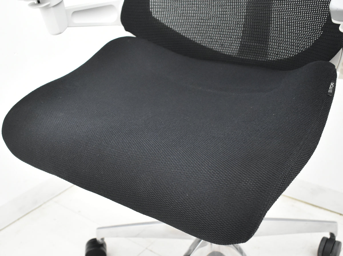 【中古】イトーキ　アクトチェア　４Ｄリンクアーム　ホワイトフレーム　ポリッシュ　2020年製　ブラック　　2025120404【中古オフィス家具】