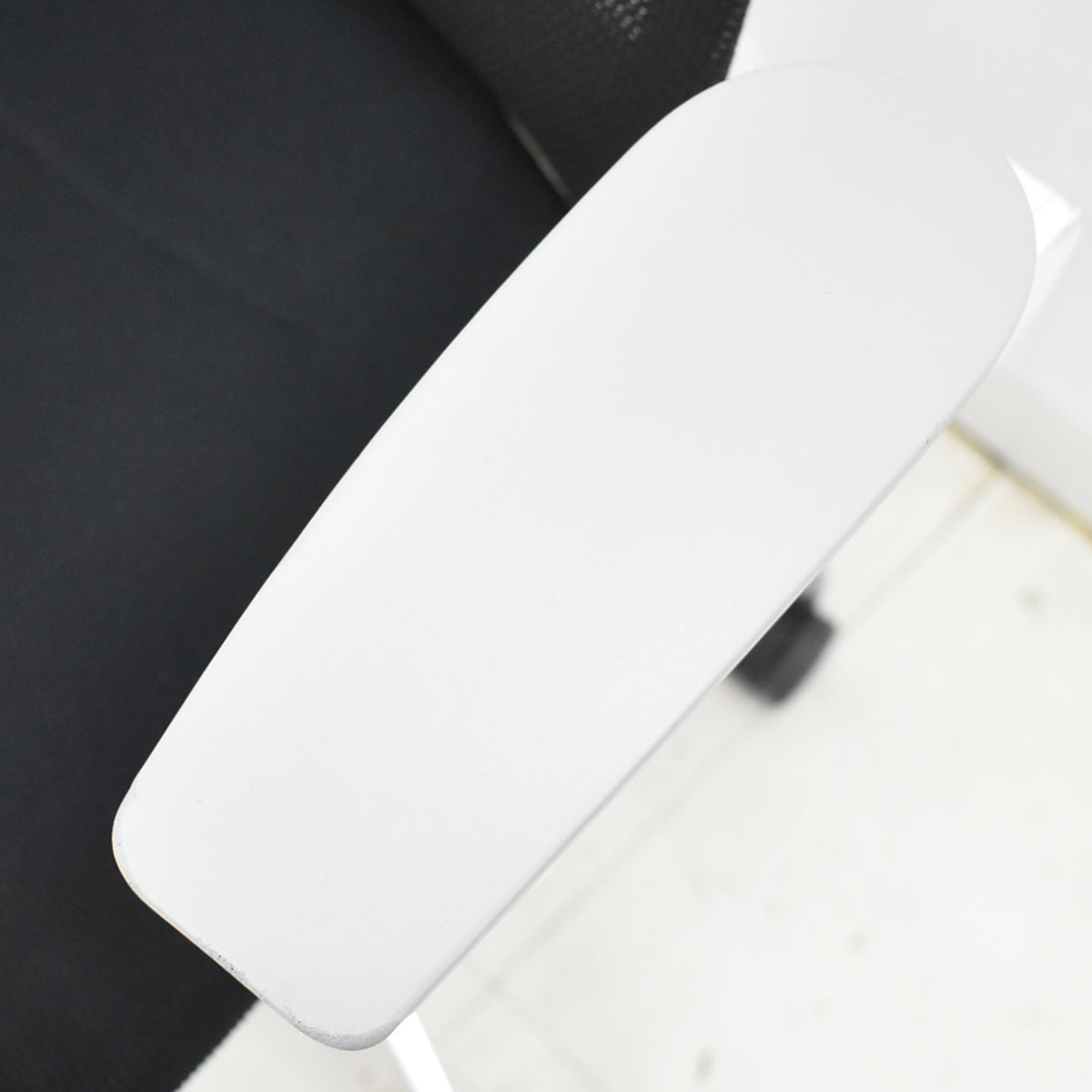 【中古】イトーキ　アクトチェア　４Ｄリンクアーム　ホワイトフレーム　ポリッシュ　2020年製　ブラック　　2025120404【中古オフィス家具】