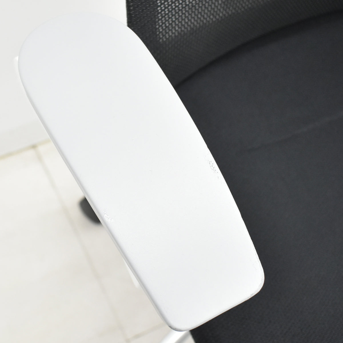 【中古】イトーキ　アクトチェア　４Ｄリンクアーム　ホワイトフレーム　ポリッシュ　2020年製　ブラック　　2025120404【中古オフィス家具】