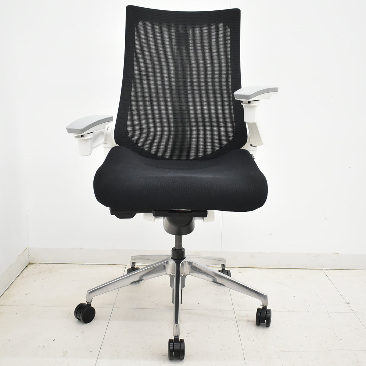 【中古】イトーキ　アクトチェア　４Ｄリンクアーム　ホワイトフレーム　ポリッシュ　2020年製　ブラック　　2025120404【中古オフィス家具】