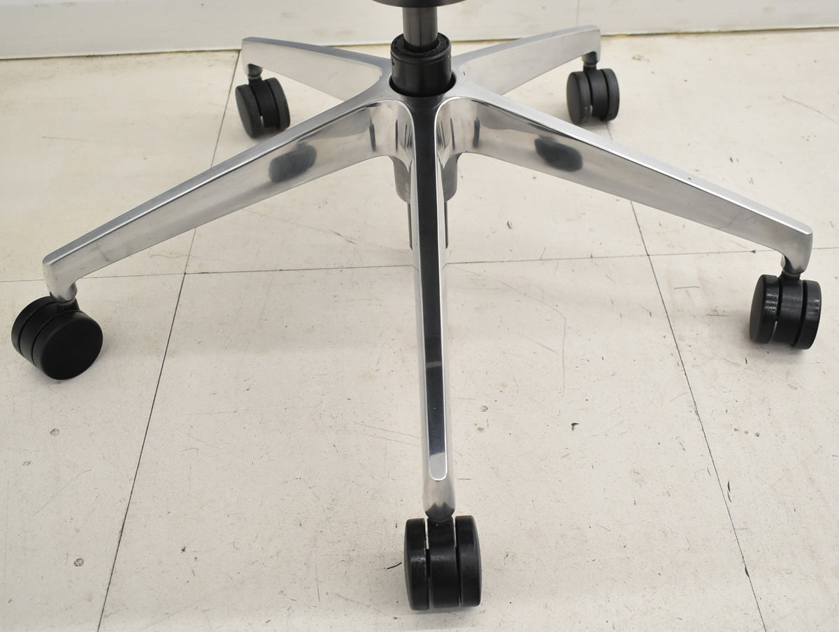 【中古】イトーキ　アクトチェア　４Ｄリンクアーム　ホワイトフレーム　ポリッシュ　2020年製　ブラック　　2025120404【中古オフィス家具】