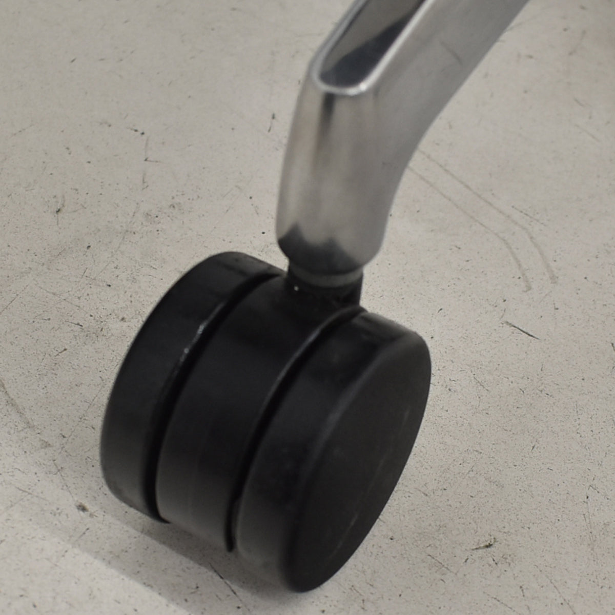 【中古】イトーキ　アクトチェア　４Ｄリンクアーム　ホワイトフレーム　ポリッシュ　2020年製　ブラック　　2025120404【中古オフィス家具】