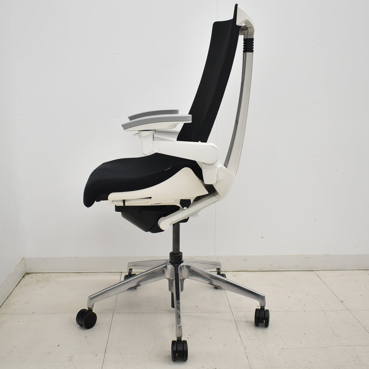 【中古】イトーキ　アクトチェア　４Ｄリンクアーム　ホワイトフレーム　ポリッシュ　2020年製　ブラック　　2025120404【中古オフィス家具】
