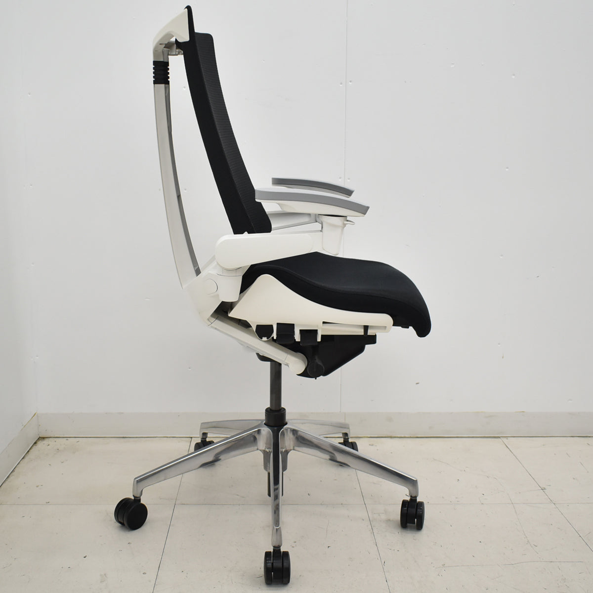 【中古】イトーキ　アクトチェア　４Ｄリンクアーム　ホワイトフレーム　ポリッシュ　2020年製　ブラック　　2025120404【中古オフィス家具】
