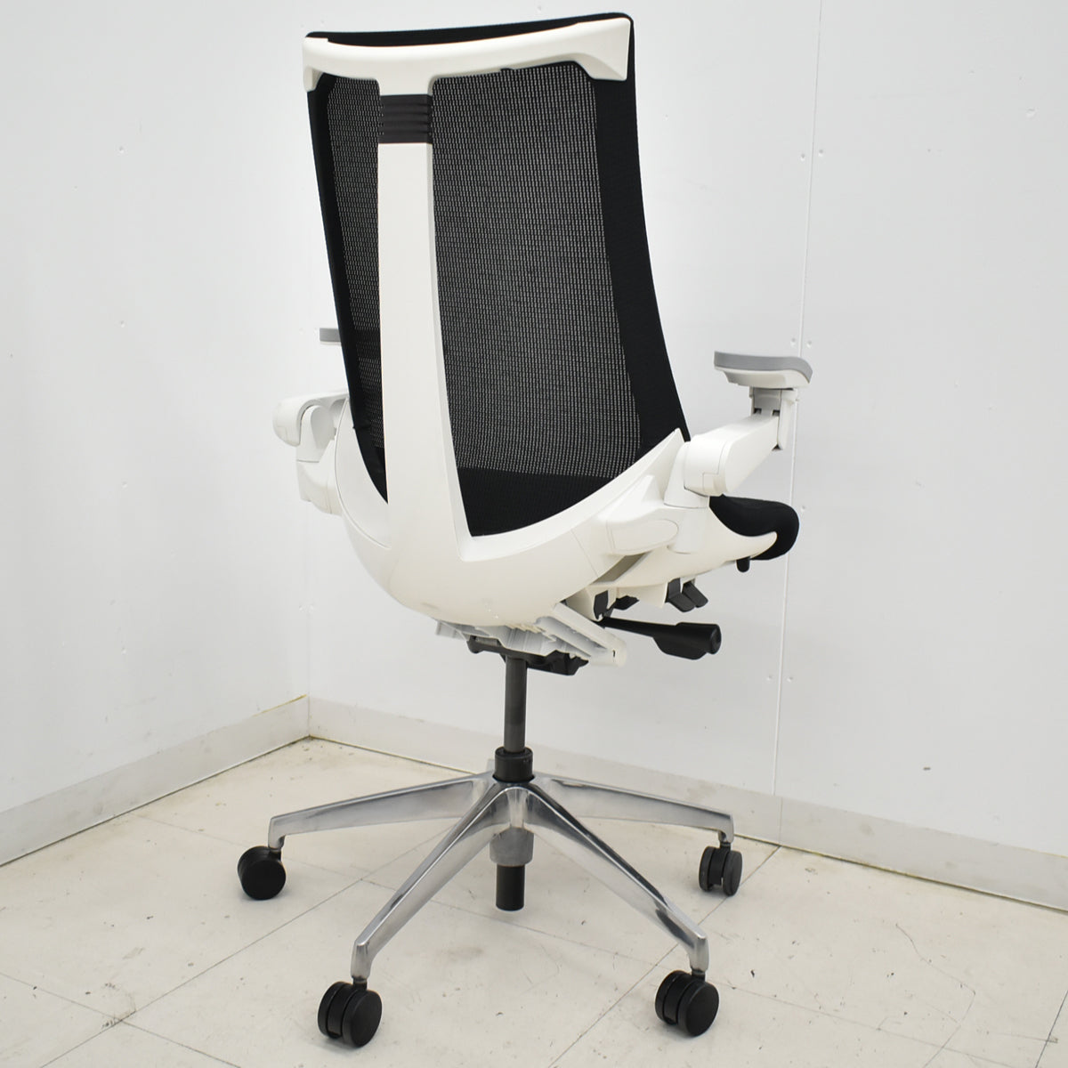 【中古】イトーキ　アクトチェア　４Ｄリンクアーム　ホワイトフレーム　ポリッシュ　2020年製　ブラック　　2025120404【中古オフィス家具】