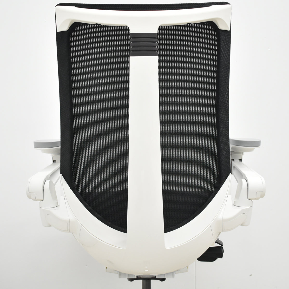 【中古】イトーキ　アクトチェア　４Ｄリンクアーム　ホワイトフレーム　ポリッシュ　2020年製　ブラック　　2025120404【中古オフィス家具】