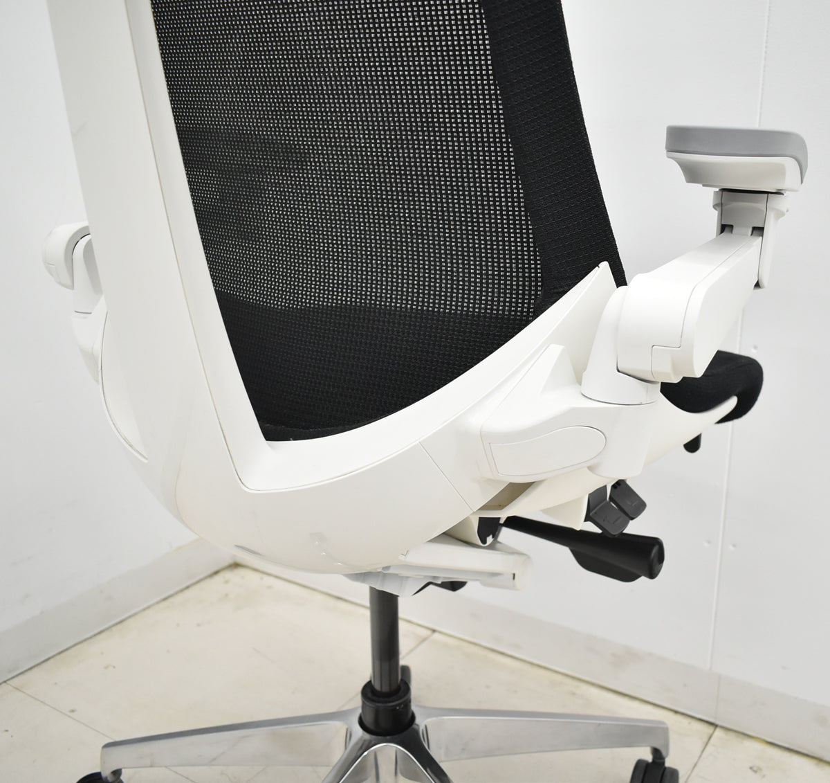 【中古】イトーキ　アクトチェア　４Ｄリンクアーム　ホワイトフレーム　ポリッシュ　2020年製　ブラック　　2025120404【中古オフィス家具】