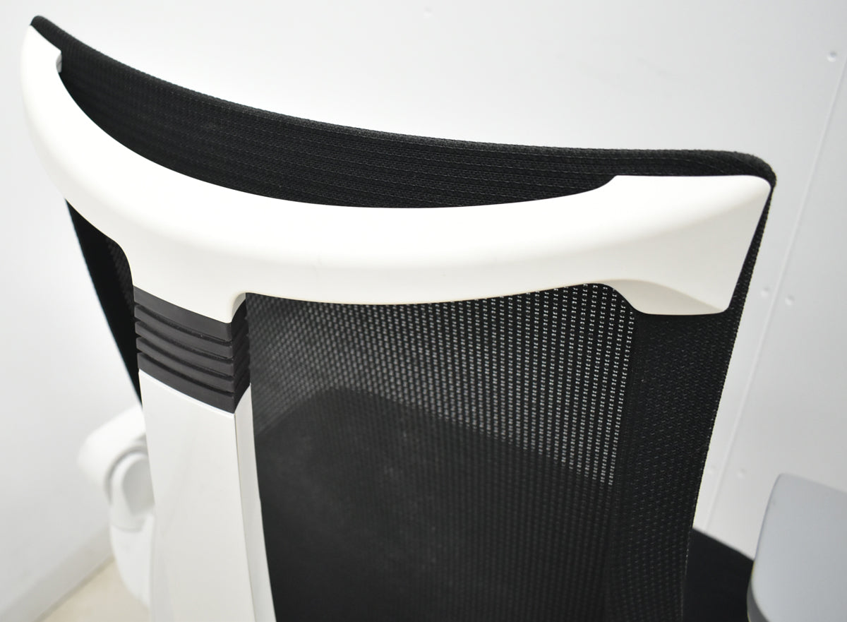 【中古】イトーキ　アクトチェア　４Ｄリンクアーム　ホワイトフレーム　ポリッシュ　2020年製　ブラック　　2025120404【中古オフィス家具】
