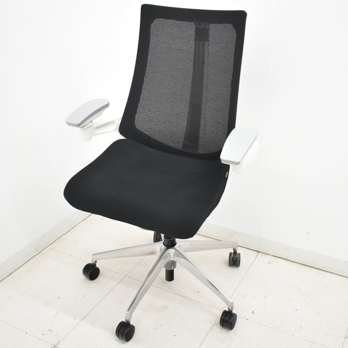 【中古】イトーキ　アクトチェア　４Ｄリンクアーム　ホワイトフレーム　ポリッシュ　ブラック　　2020年製　2025120405【中古オフィス家具】