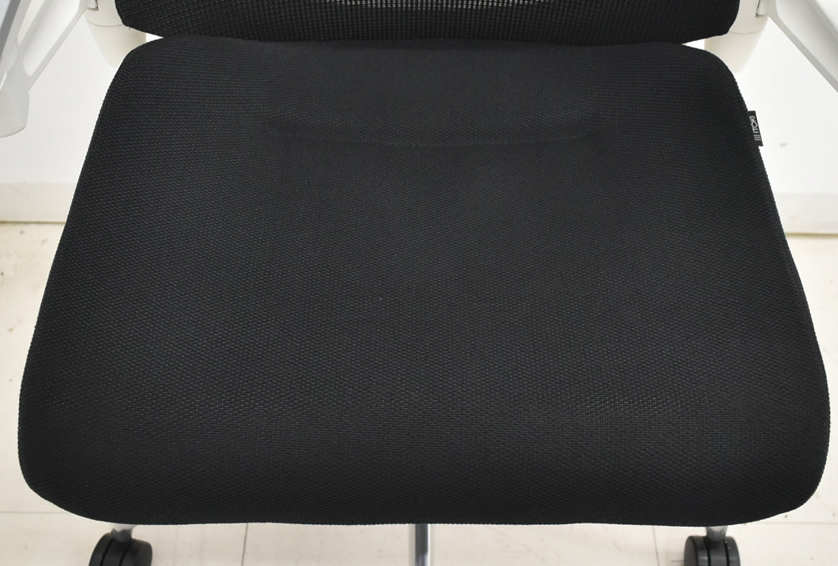 【中古】イトーキ　アクトチェア　４Ｄリンクアーム　ホワイトフレーム　ポリッシュ　ブラック　　2020年製　2025120405【中古オフィス家具】