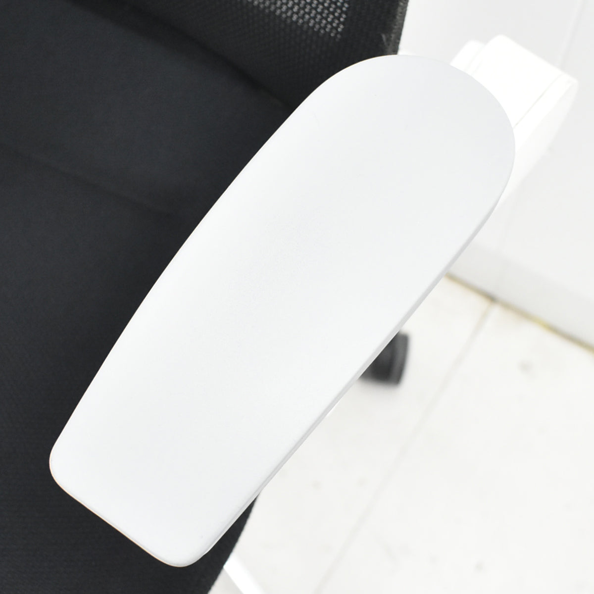 【中古】イトーキ　アクトチェア　４Ｄリンクアーム　ホワイトフレーム　ポリッシュ　ブラック　　2020年製　2025120405【中古オフィス家具】