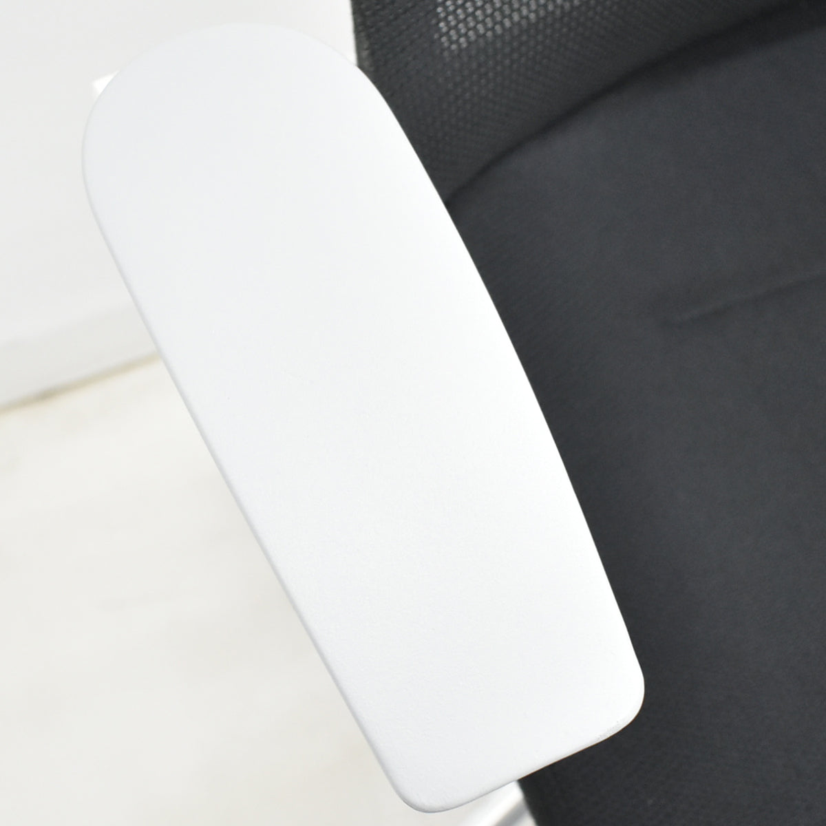 【中古】イトーキ　アクトチェア　４Ｄリンクアーム　ホワイトフレーム　ポリッシュ　ブラック　　2020年製　2025120405【中古オフィス家具】