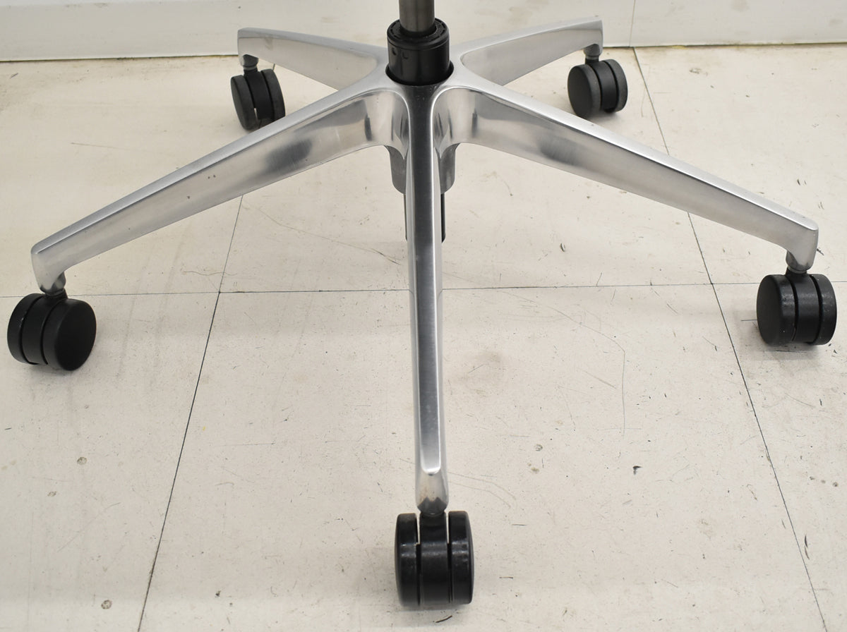 【中古】イトーキ　アクトチェア　４Ｄリンクアーム　ホワイトフレーム　ポリッシュ　ブラック　　2020年製　2025120405【中古オフィス家具】