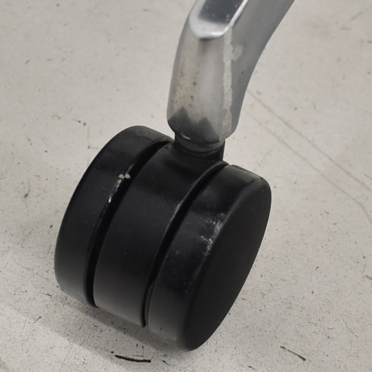 【中古】イトーキ　アクトチェア　４Ｄリンクアーム　ホワイトフレーム　ポリッシュ　ブラック　　2020年製　2025120405【中古オフィス家具】