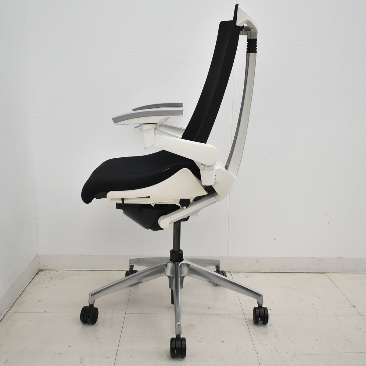 【中古】イトーキ　アクトチェア　４Ｄリンクアーム　ホワイトフレーム　ポリッシュ　ブラック　　2020年製　2025120405【中古オフィス家具】