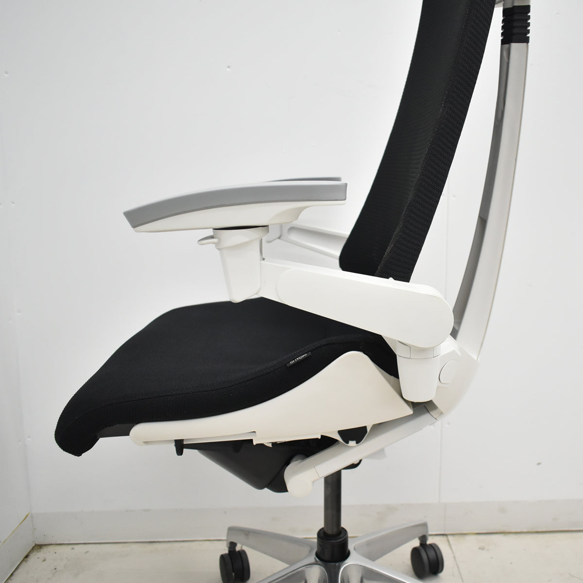【中古】イトーキ　アクトチェア　４Ｄリンクアーム　ホワイトフレーム　ポリッシュ　ブラック　　2020年製　2025120405【中古オフィス家具】