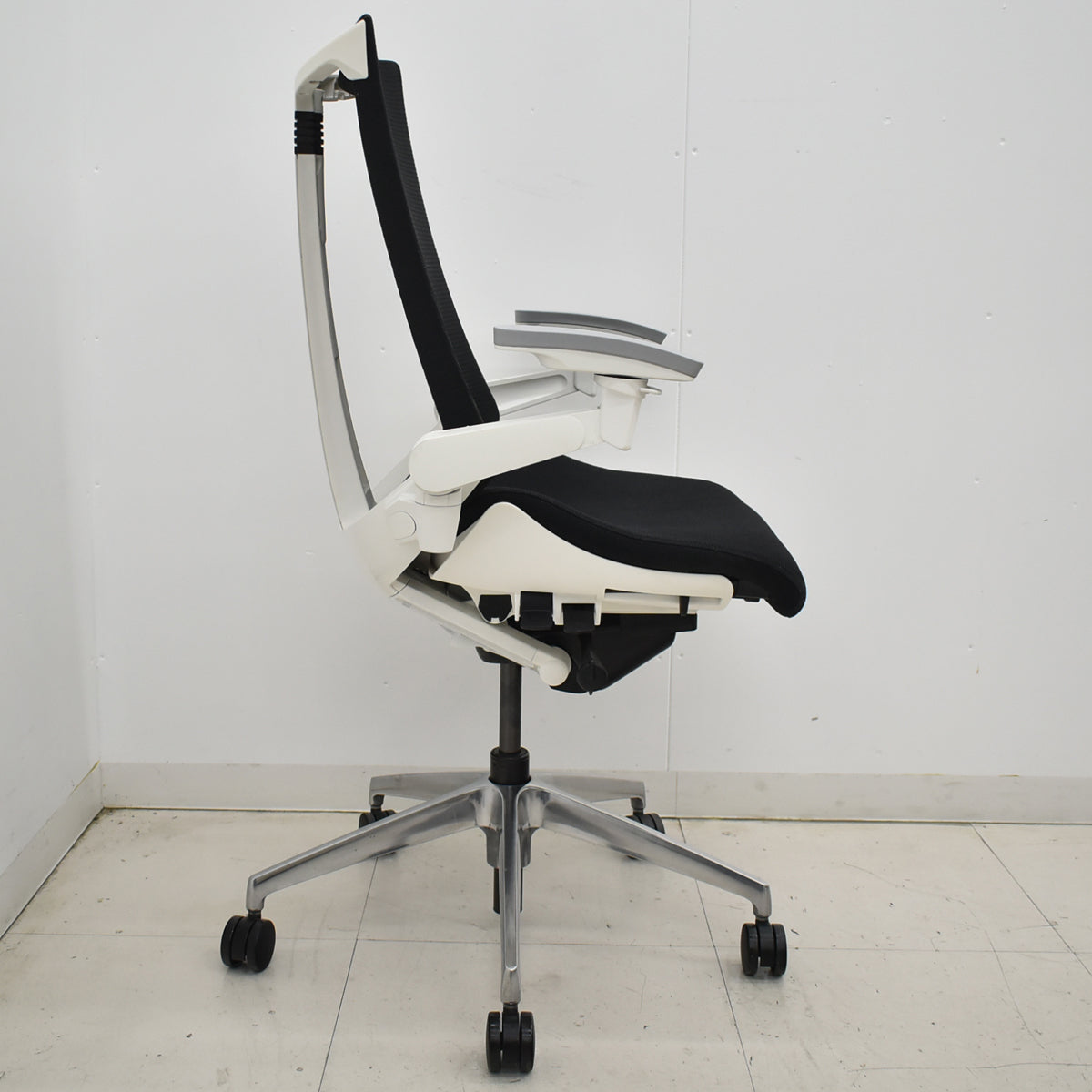 【中古】イトーキ　アクトチェア　４Ｄリンクアーム　ホワイトフレーム　ポリッシュ　ブラック　　2020年製　2025120405【中古オフィス家具】