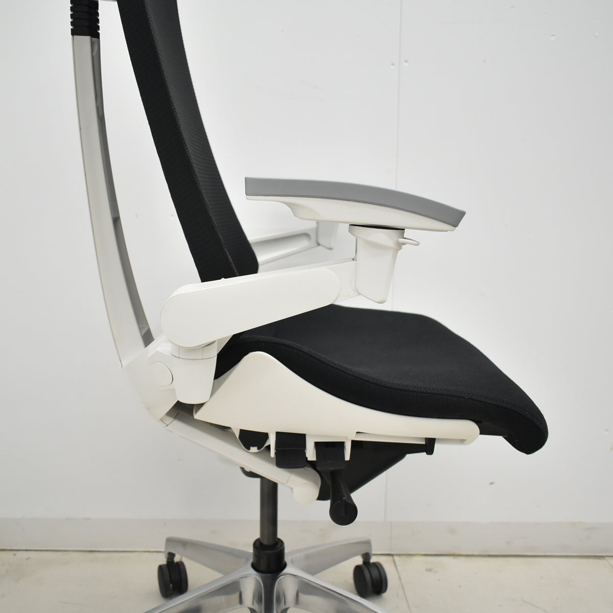 【中古】イトーキ　アクトチェア　４Ｄリンクアーム　ホワイトフレーム　ポリッシュ　ブラック　　2020年製　2025120405【中古オフィス家具】
