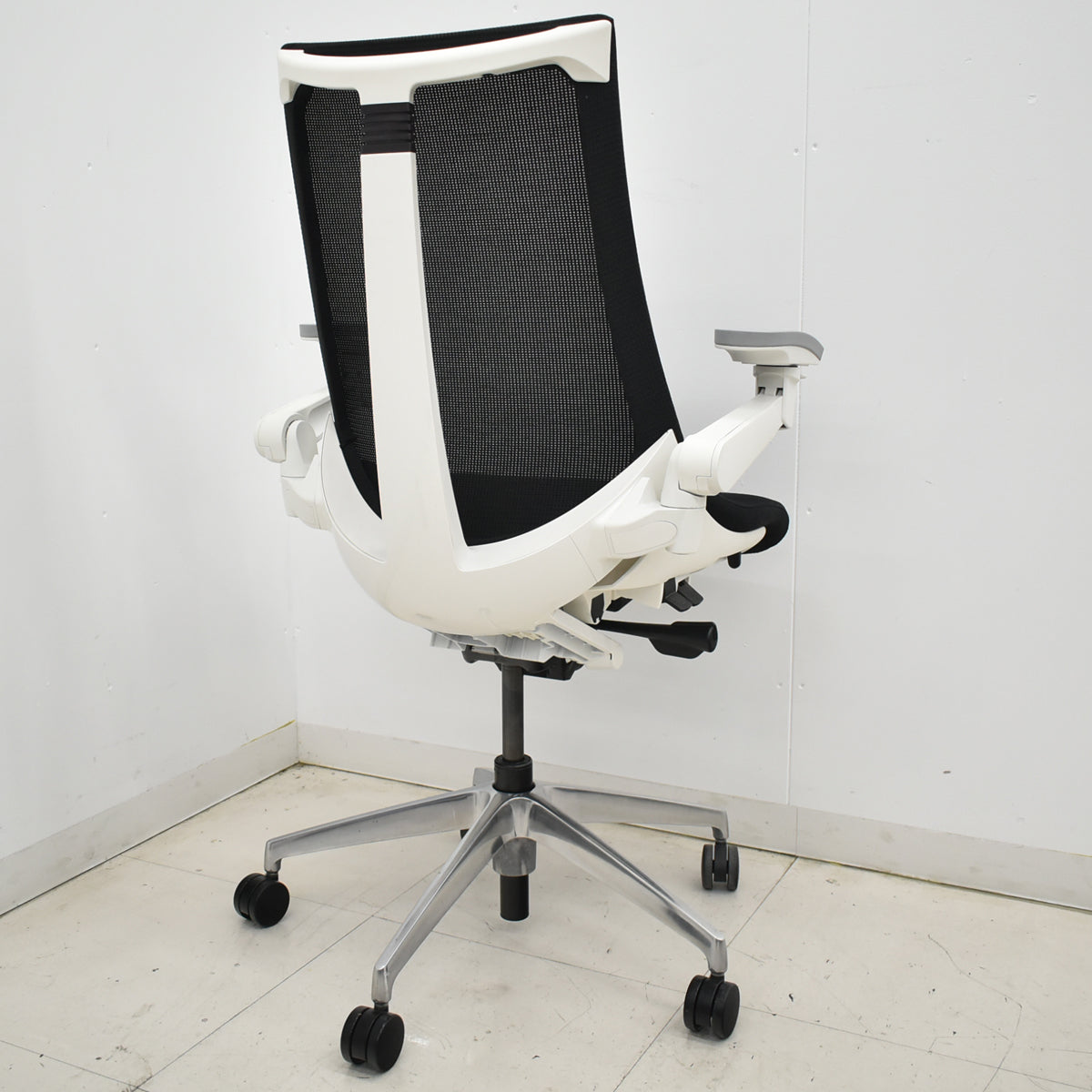 【中古】イトーキ　アクトチェア　４Ｄリンクアーム　ホワイトフレーム　ポリッシュ　ブラック　　2020年製　2025120405【中古オフィス家具】