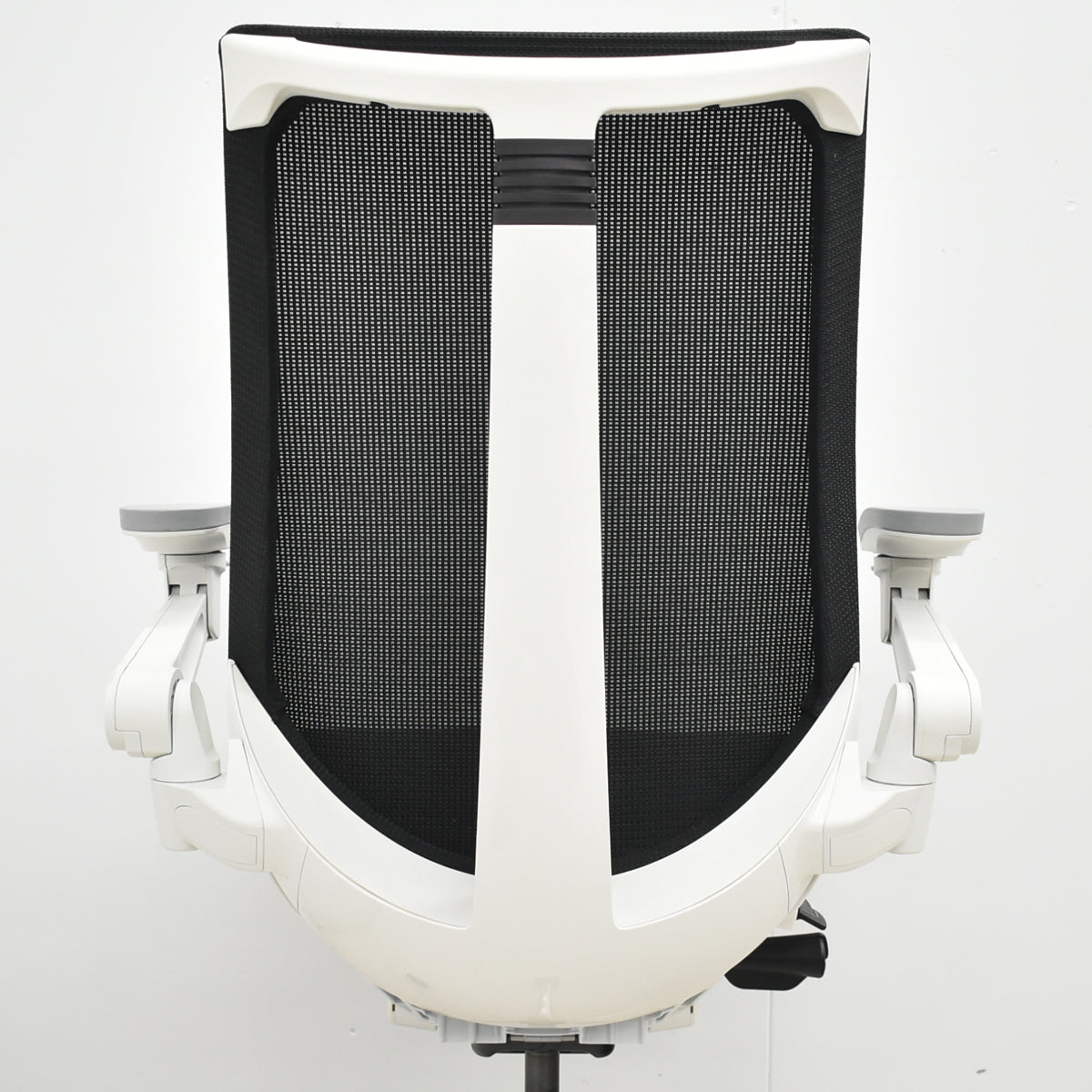 【中古】イトーキ　アクトチェア　４Ｄリンクアーム　ホワイトフレーム　ポリッシュ　ブラック　　2020年製　2025120405【中古オフィス家具】