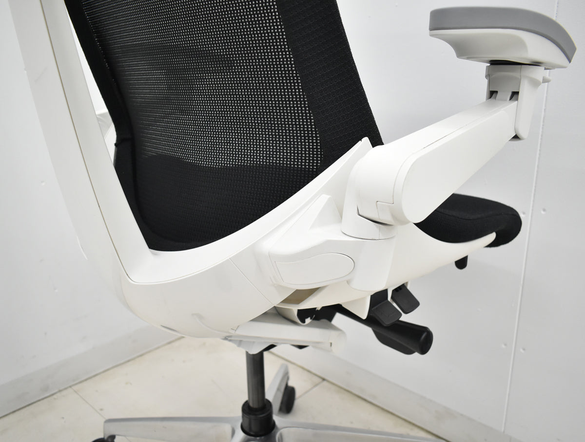 【中古】イトーキ　アクトチェア　４Ｄリンクアーム　ホワイトフレーム　ポリッシュ　ブラック　　2020年製　2025120405【中古オフィス家具】