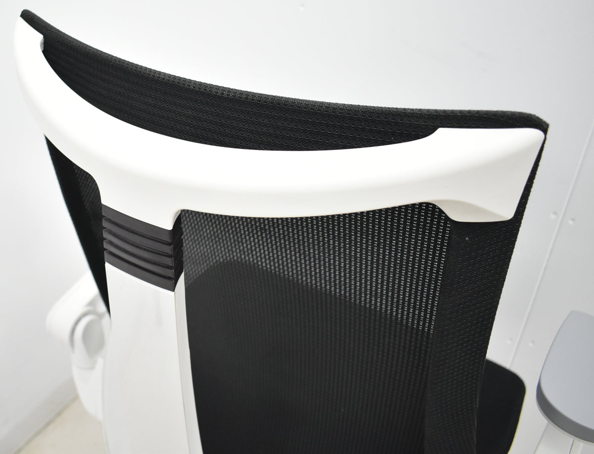 【中古】イトーキ　アクトチェア　４Ｄリンクアーム　ホワイトフレーム　ポリッシュ　ブラック　　2020年製　2025120405【中古オフィス家具】