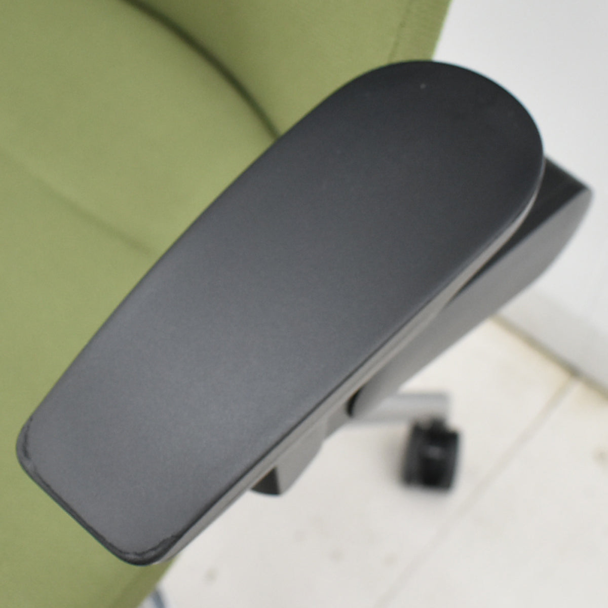 【中古】イトーキ　アクトチェア　４Ｄリンクアーム　ランバーサポート　ポリッシュ　2020年製　グリーン　2025120406【中古オフィス家具】